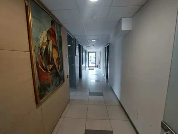 #2639425 Palazzina direzionale su tre livelli con ampia corte