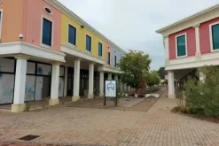 #14440 Parco commerciale con locali grezzi e terreni