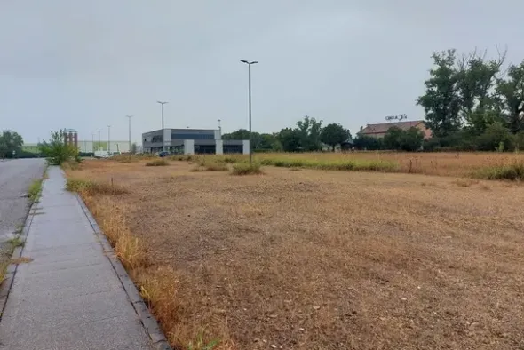 #14440 Parco commerciale con locali grezzi e terreni