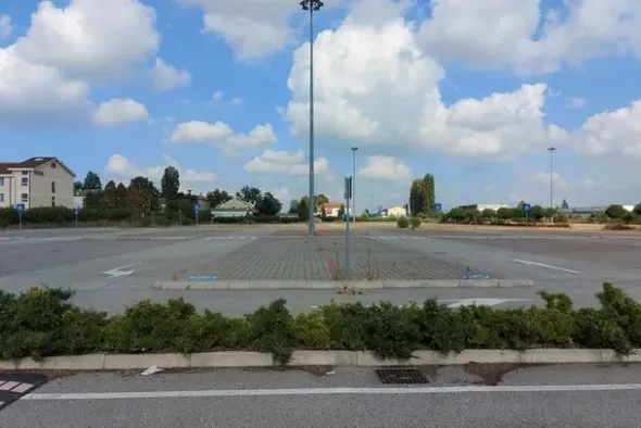#14440 Parco commerciale con locali grezzi e terreni