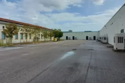 #14440 Parco commerciale con locali grezzi e terreni