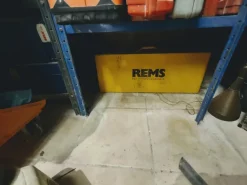 per cessata attivita offresi attrezzature e materiali
