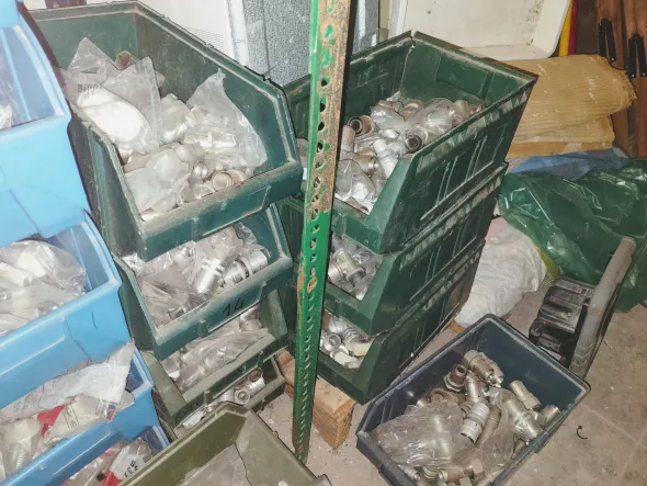 per cessata attivita offresi attrezzature e materiali