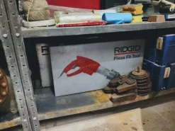 per cessata attivita offresi attrezzature e materiali