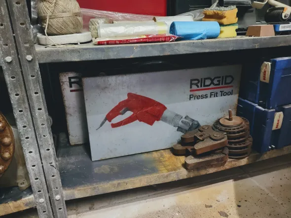 per cessata attivita offresi attrezzature e materiali
