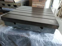 Piani Stolle in ghisa con cave a T, regolabili