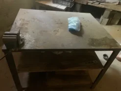 Piano da lavoro in acciaio per lavorare il ferro