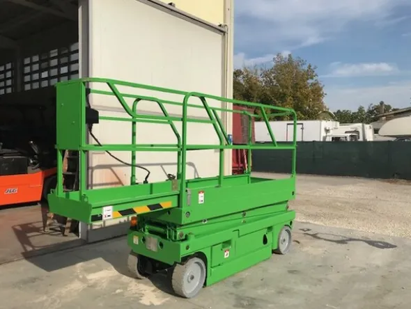 3#5594 Piattaforma aerea verticale a pantografo a libro a forbice Haulotte Compact 8