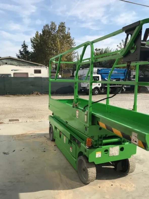 3#5594 Piattaforma aerea verticale a pantografo a libro a forbice Haulotte Compact 8