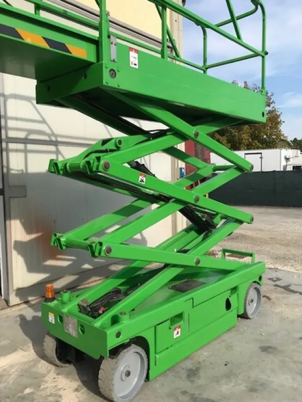 3#5594 Piattaforma aerea verticale a pantografo a libro a forbice Haulotte Compact 8