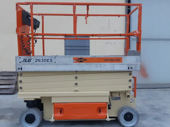 2#4994 Piattaforma aerea verticale a pantografo JLG 2630ES