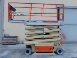 2#4994 Piattaforma aerea verticale a pantografo JLG 2630ES