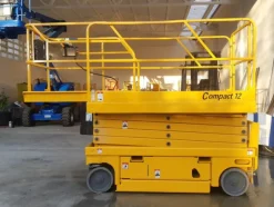 2#4873 Piattaforma aerea verticale a pantografo Haulotte Compact 12