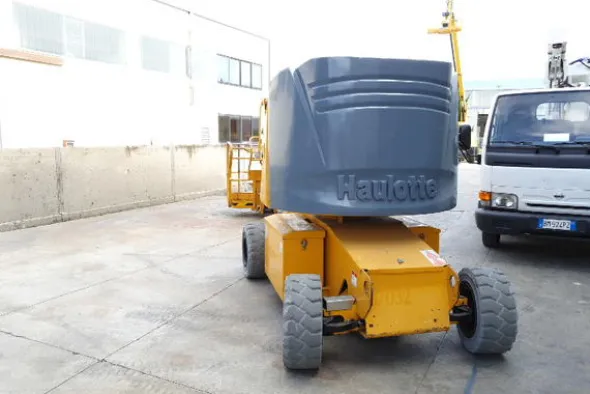4#4535 Piattaforma semovente articolata elettrica Haulotte HA15 ip
