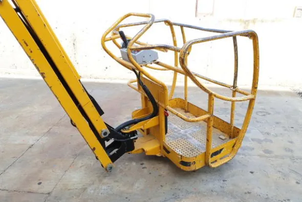 4#4535 Piattaforma semovente articolata elettrica Haulotte HA15 ip