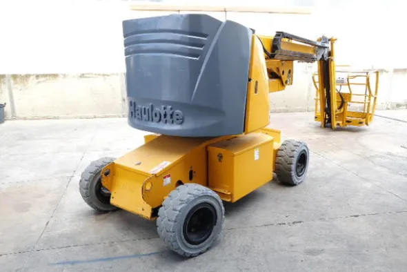 4#4535 Piattaforma semovente articolata elettrica Haulotte HA15 ip