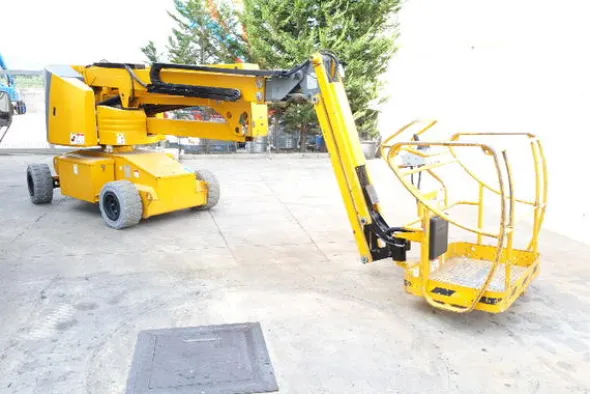4#4535 Piattaforma semovente articolata elettrica Haulotte HA15 ip