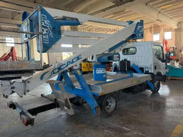 8#10300 Piattaforma Socage montata su Nissan Cabstar