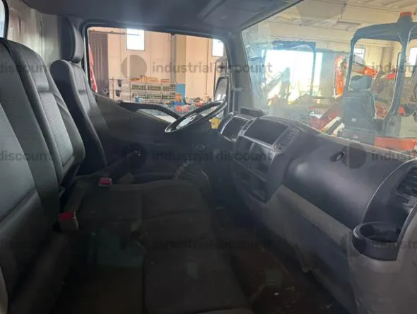 8#10300 Piattaforma Socage montata su Nissan Cabstar