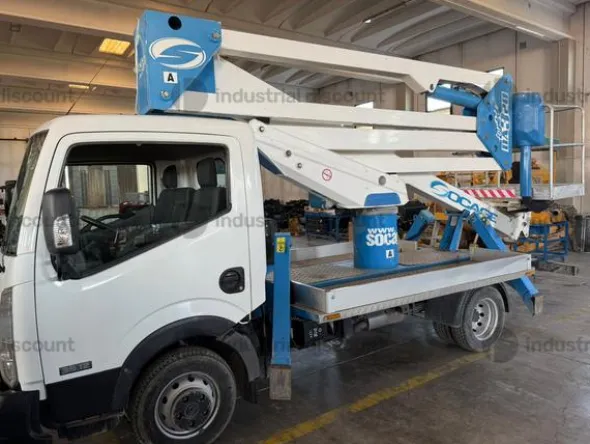 8#10300 Piattaforma Socage montata su Nissan Cabstar