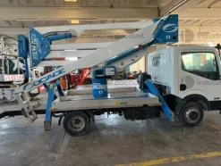 8#10300 Piattaforma Socage montata su Nissan Cabstar