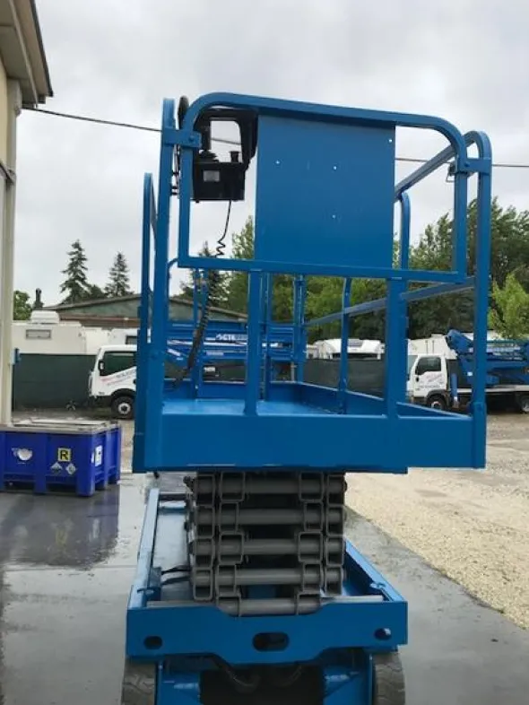 4#4058 Piattaforma verticale a pantografo Genie GS 3246