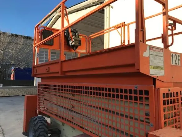 1#3710 Piattaforma verticale a pantografo diesel 4x4 JLG 330 CRT