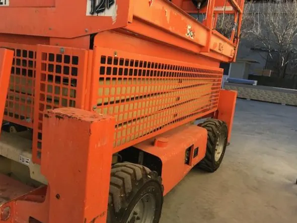 1#3710 Piattaforma verticale a pantografo diesel 4x4 JLG 330 CRT