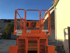 1#3710 Piattaforma verticale a pantografo diesel 4x4 JLG 330 CRT