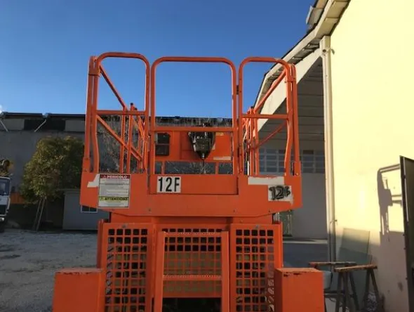 1#3710 Piattaforma verticale a pantografo diesel 4x4 JLG 330 CRT