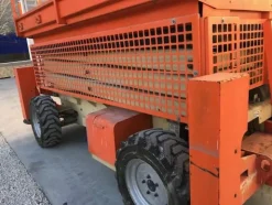 1#3710 Piattaforma verticale a pantografo diesel 4x4 JLG 330 CRT