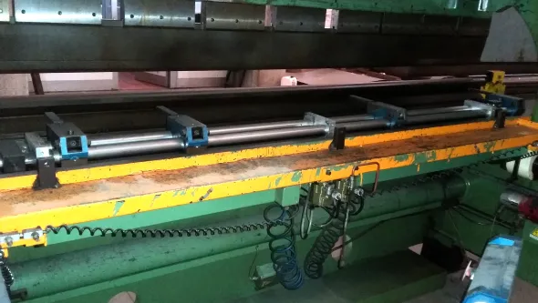 Piegatrice lamiera Mariani Mod 3000 mm x 120 ton