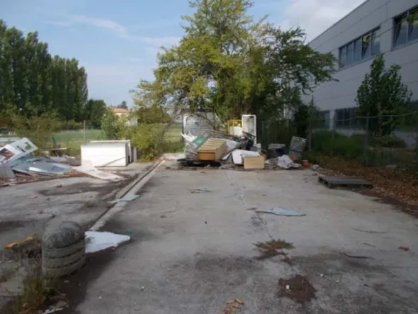 #1900 Porzione di fabbricato artigianale con uffici e corte