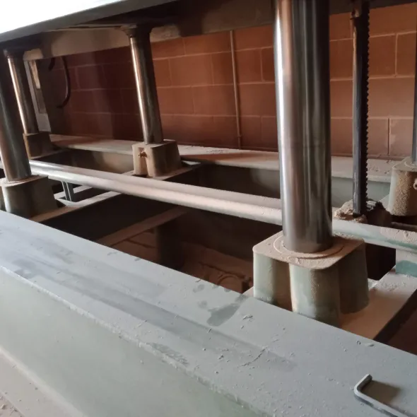 Pressa a caldo Colombo R. per legno e poliuretano