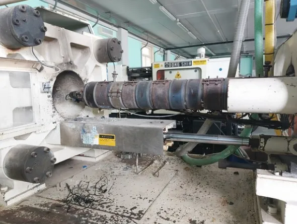 13#7556 Pressa a iniezione Dong Shin Rutil