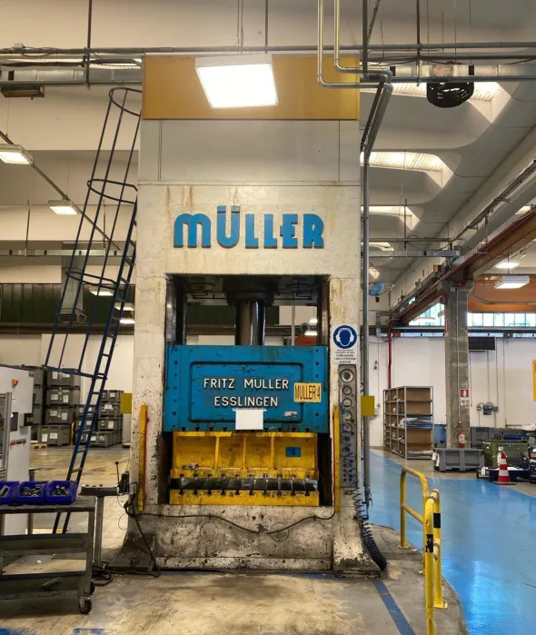 PRESSA IDRAULICA MULLER 315 TON Model ZE 315