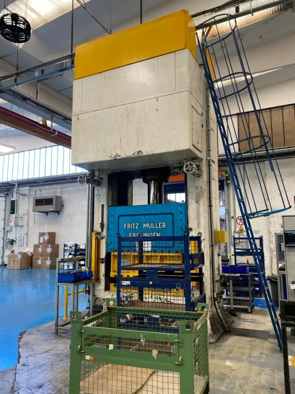 PRESSA IDRAULICA MULLER 315 TON Model ZE 315