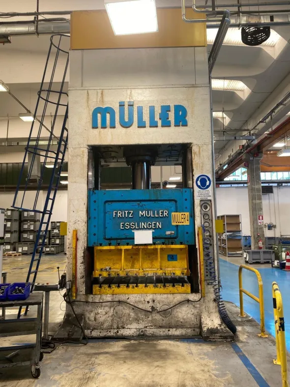 PRESSA IDRAULICA MULLER 315 TON Model ZE 315