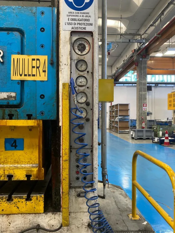 PRESSA IDRAULICA MULLER 315 TON Model ZE 315