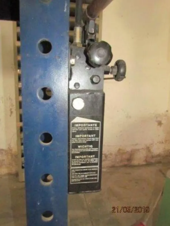 2#4280 Pressa manuale Oma 653