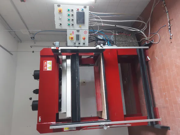 Pressa oliodinamica materiali compositi Bologna Presse
