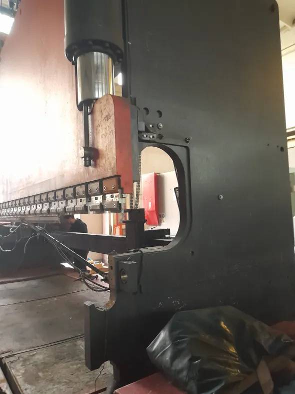 PRESSA PIEGATRICE AMADA 6000X250 TON STPC