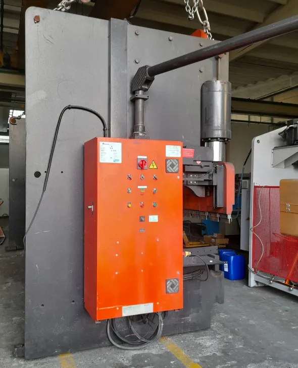 PRESSA PIEGATRICE AMADA 6000X250 TON STPC