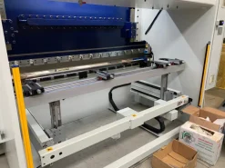 Pressa piegatrice AZIMUT 3100x135 TON come nuova