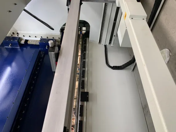 Pressa piegatrice AZIMUT 3100x135 TON come nuova