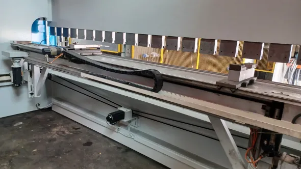 PRESSA PIEGATRICE LVD 4000 X 220 T