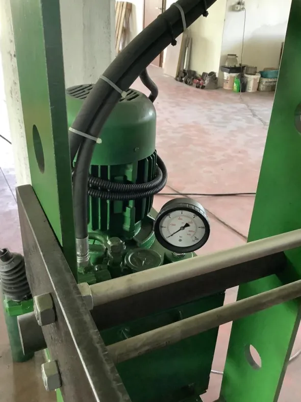 Pressa 100 tonnelate