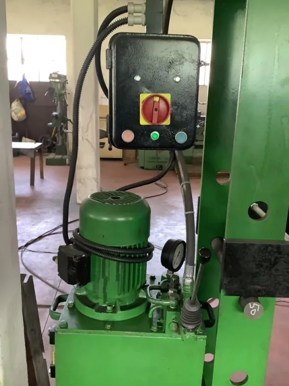 Pressa 100 tonnelate