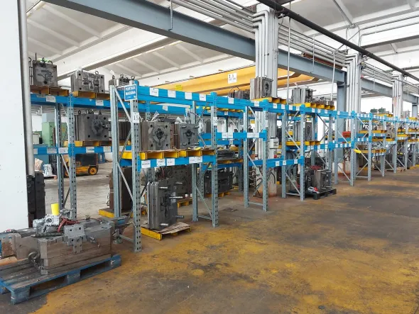 Ramo d'azienda dedita a produzione stampi per iniezione