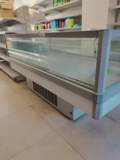 Refrigeratori e banchi frigo con compatibile centrale.